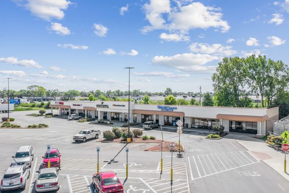 Valley View Plaza: 3228 S Western Ave, Marion, IN 46953